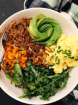 Μπούντα Μπολ 2 Φωτογραφία μιας υγιεινής Buddha Bowl με αυγά, γλυκοπατάτα, χοιρινό, ρόκα και αβοκάντο.