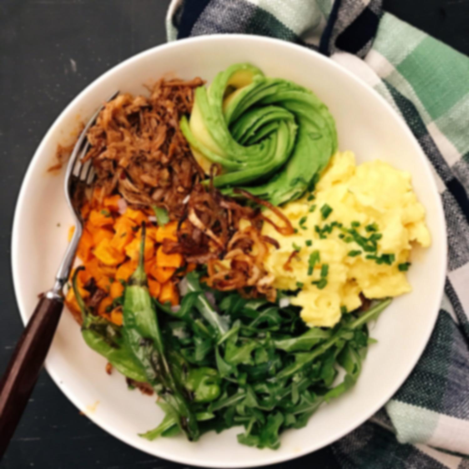 Μπούντα Μπολ 3 Μια ολοκληρωμένη Buddha Bowl, έτοιμη για σερβίρισμα, με όλα τα συστατικά όμορφα διατεταγμένα.