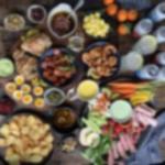 Πιατέλα Super Bowl Whole30 με διάφορα υγιεινά σνακ και ντιπ