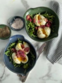 Ζουμερά Αυγά (Jammy Eggs) με Φρέσκα Χόρτα και Μαριναρισμένα Κρεμμύδια