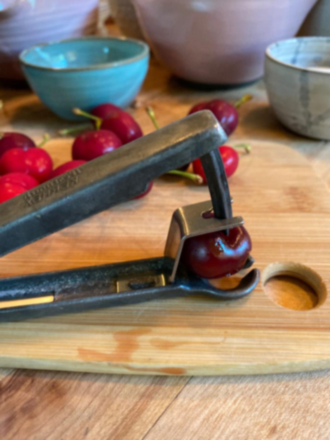 Ετοιμάζοντας το Cherry Cobbler