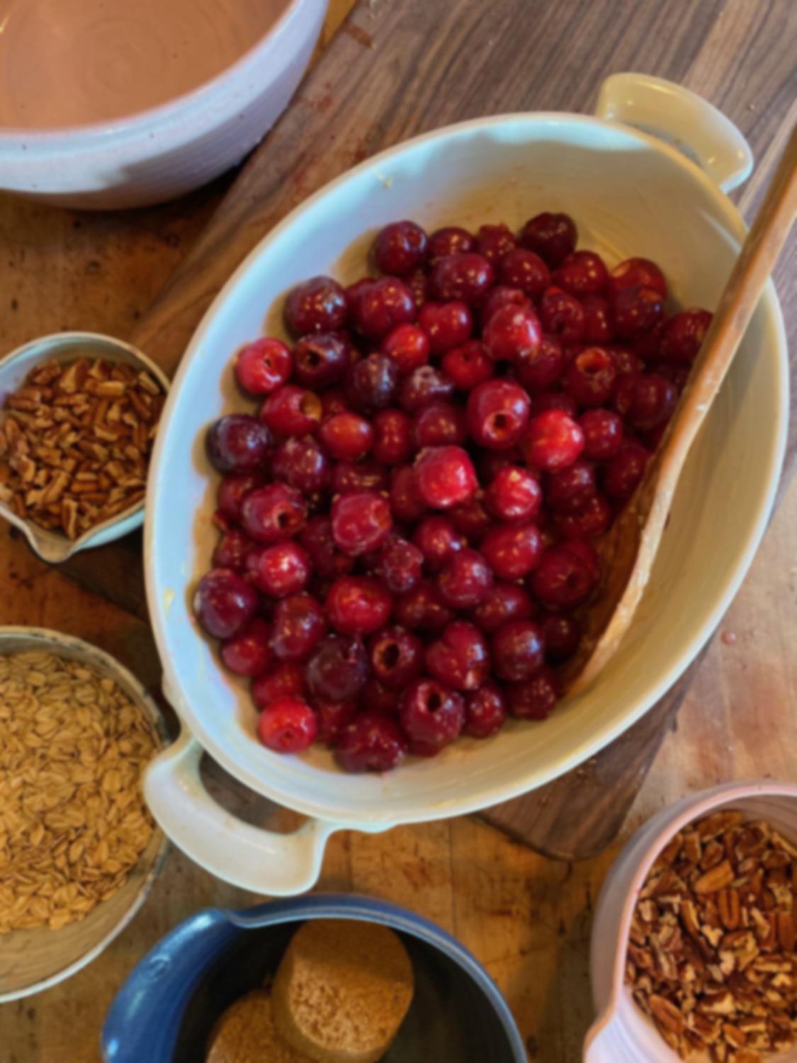Ολόκληρο Cherry Cobbler σε ταψί