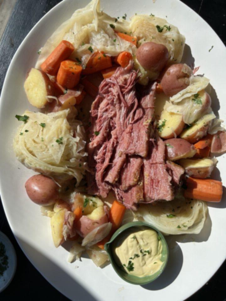 πιάτο με τελειωμένο corned beef & λάχανο