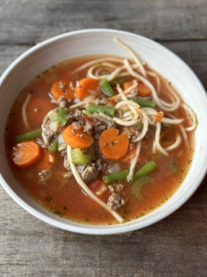 Whole30 Σούπα με Κιμά και Νουντλς σε μπολ