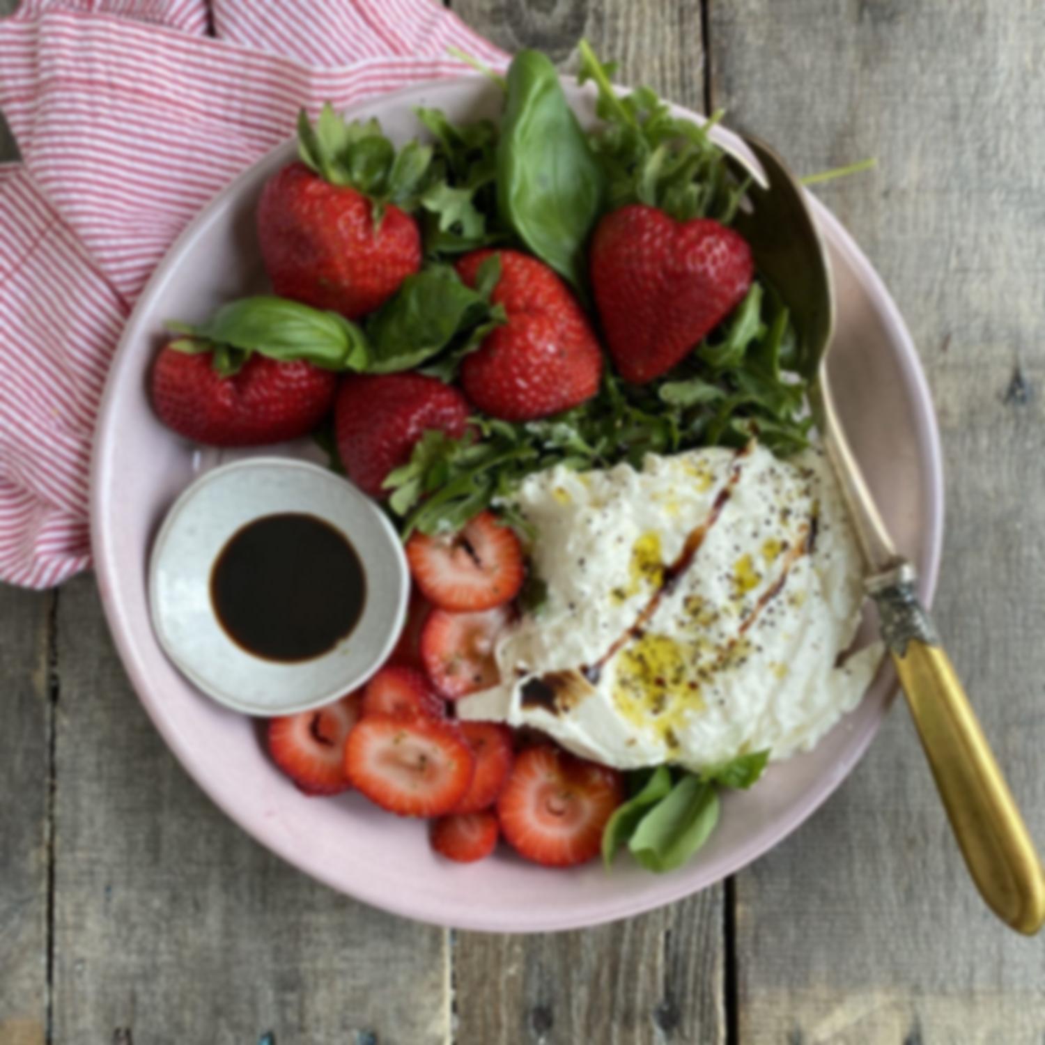 Σαλάτα burrata με φράουλες
