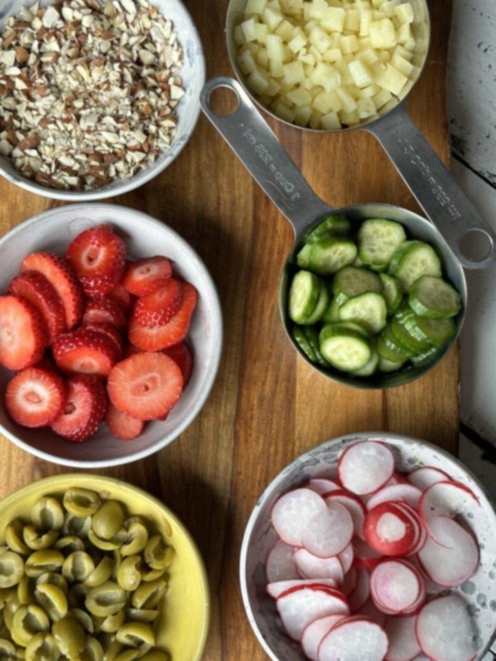 Κομμένα φρούτα, λαχανικά & toppings σαλάτας σε ξύλινη σανίδα