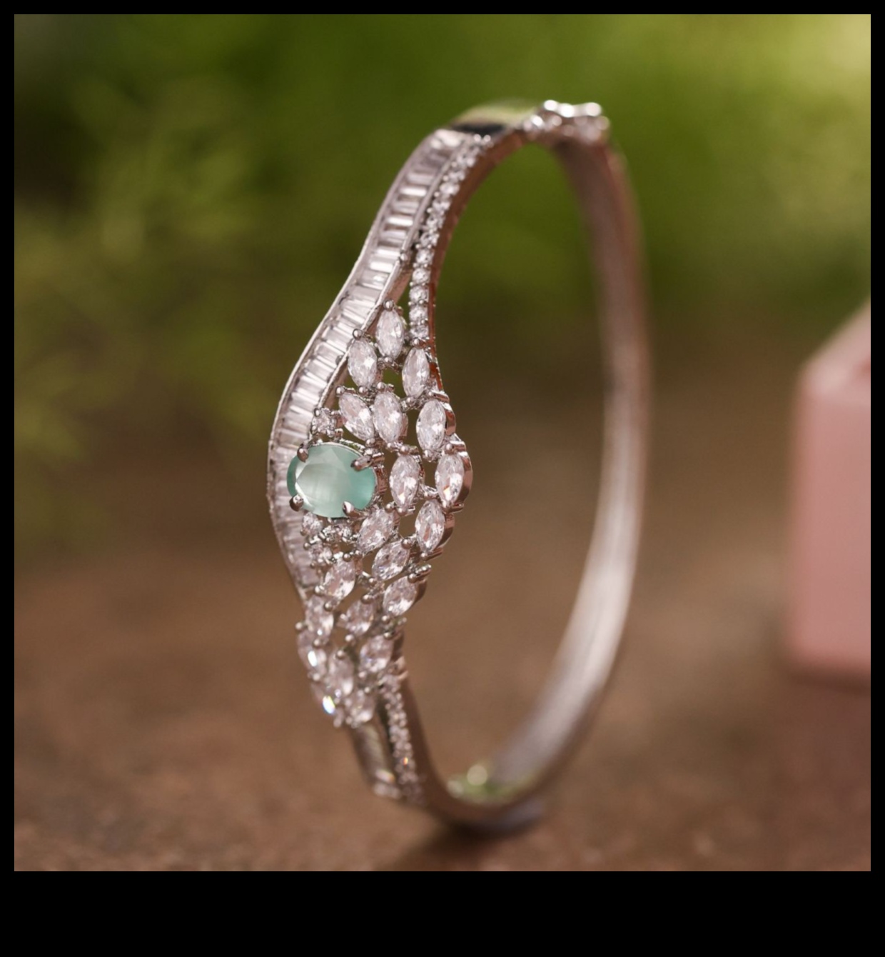 Wrist Radiance: Θαμπώστε σε κάθε στιγμή με βραχιόλια