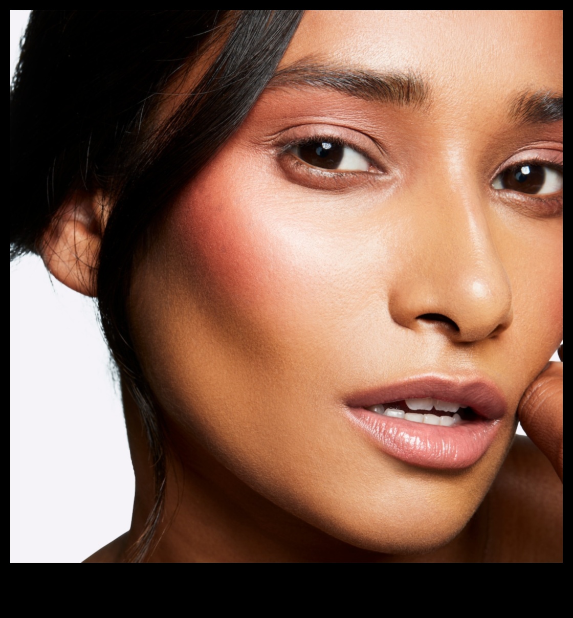 Highlighter and Blush Harmony: Επιτυγχάνοντας μια συνεκτική εμφάνιση στο μάγουλο