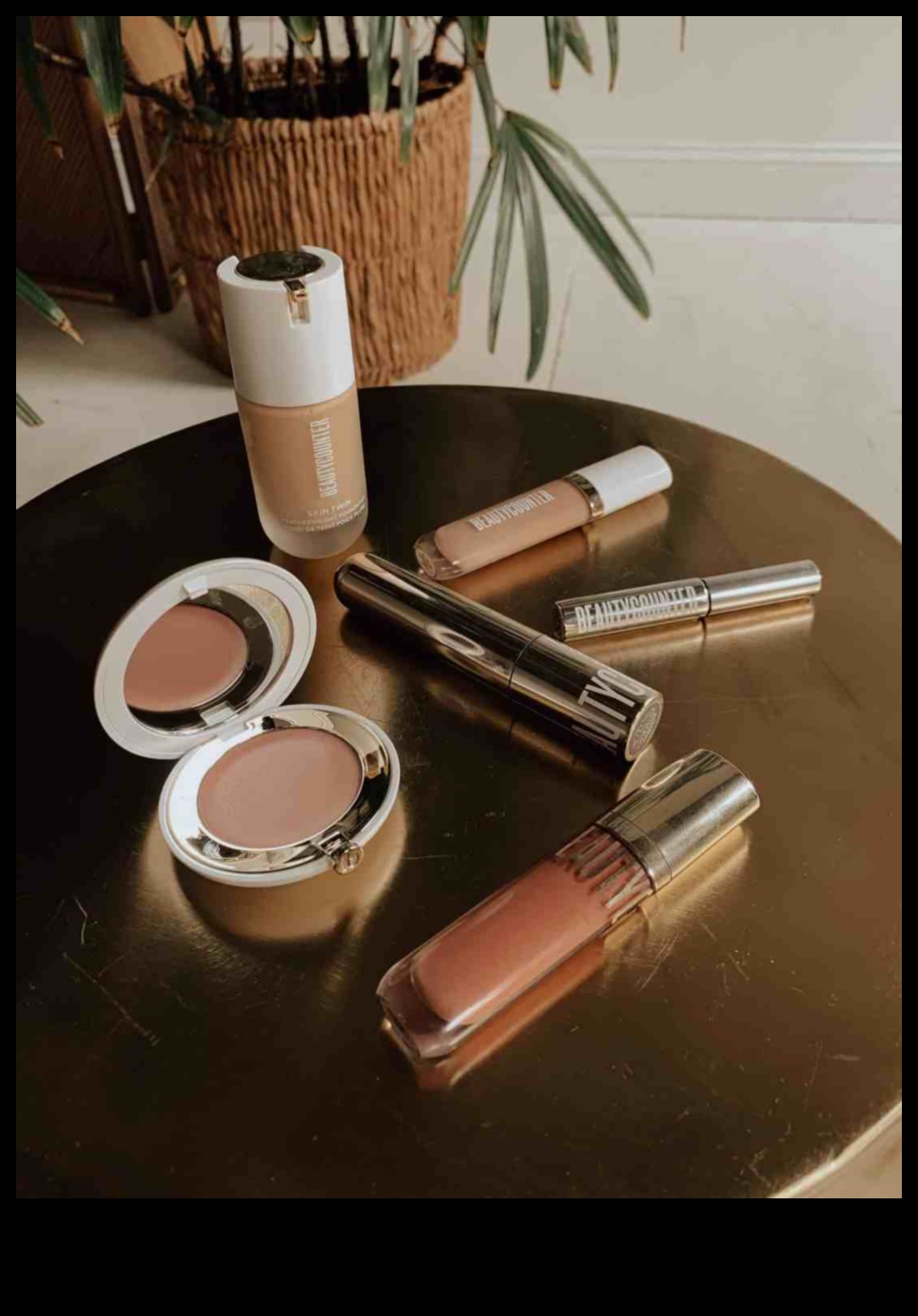 Βασικά στοιχεία για το καθημερινό μακιγιάζ: Κατασκευάζοντας ένα μινιμαλιστικό κιτ ομορφιάς