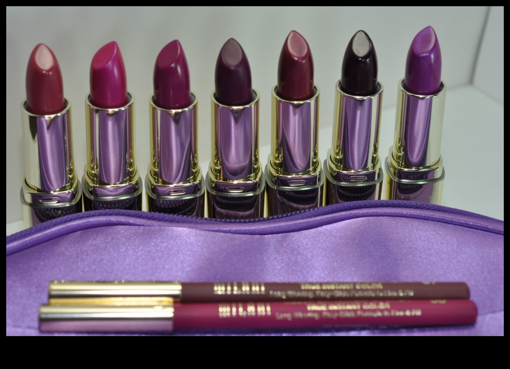 Twilight Temptation Embrace Statement Colors για μια τολμηρή, μοντέρνα εμφάνιση 5 Twilight Temptation: Embracing Statement Colors για μέγιστο αντίκτυπο