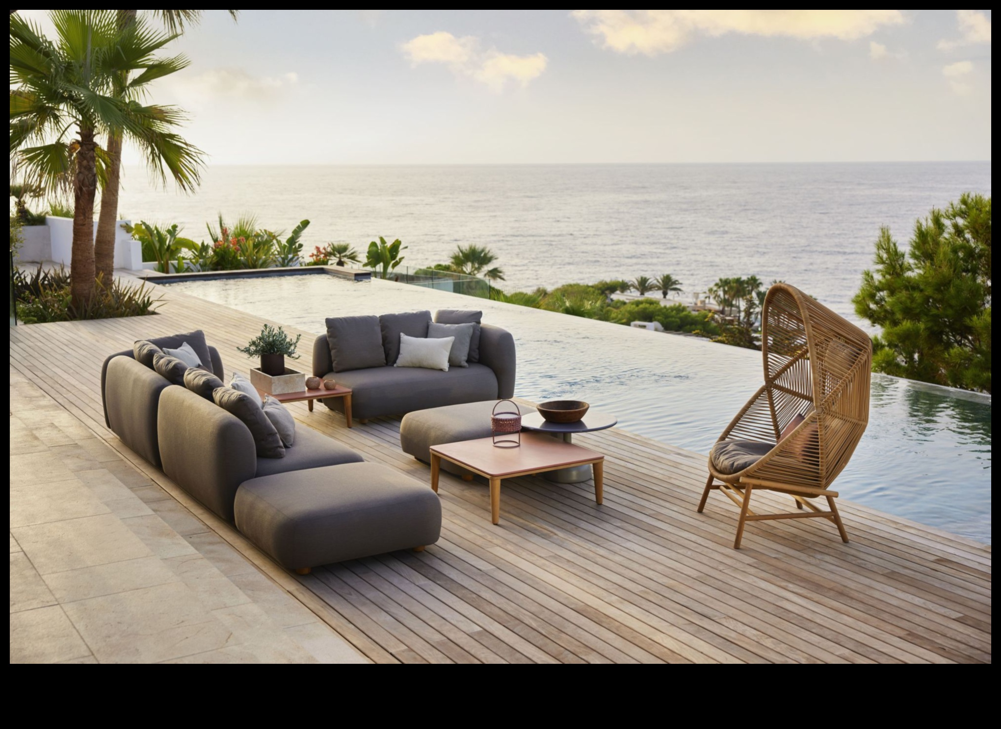 Garden Grandeur: Ανεβάστε τον χώρο σας με κομψά έπιπλα