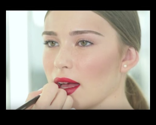 Metallic Marvels Πώς να προσθέσετε μια πινελιά Glam στο Lip look σας 4 Metallic Marvels: Ενσωμάτωση μεταλλικών χειλιών στο look σας