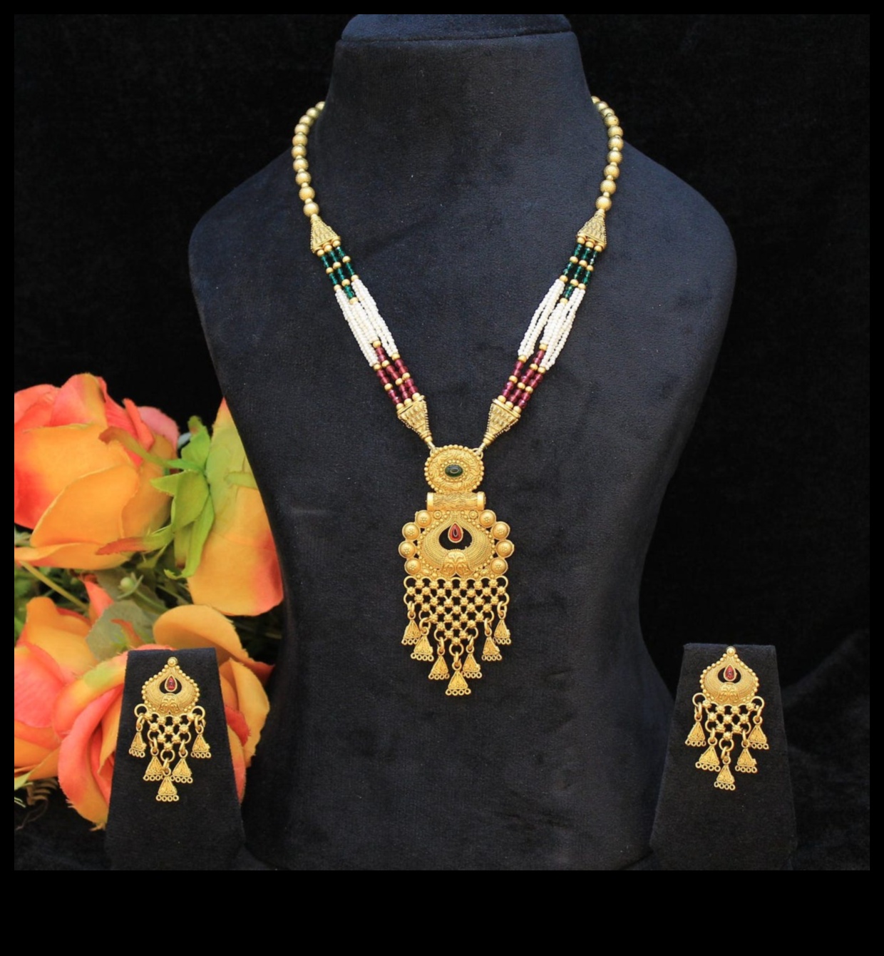 Infinite Allure: Ξεκλειδώστε τη δύναμη των σαγηνευτικών σχεδίων κολιέ μας