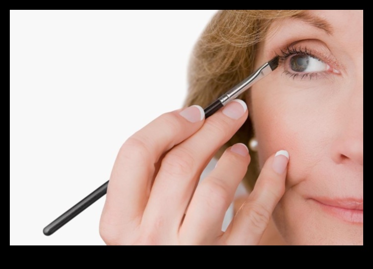 Eyeliner και γήρανση: Πώς να ενισχύσετε τα ώριμα μάτια με τις σωστές τεχνικές