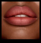 The Allure of Bare Lips Μια φυσική προσέγγιση στο μακιγιάζ χειλιών