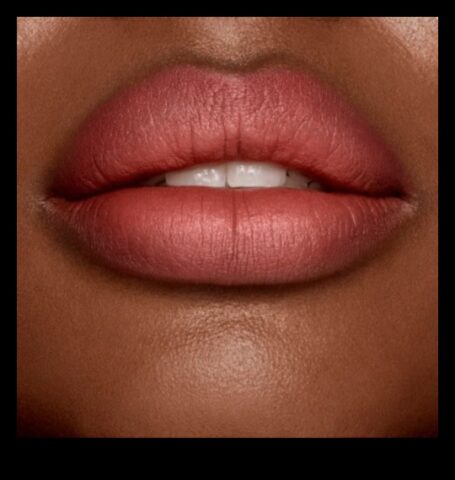 The Allure of Bare Lips Μια φυσική προσέγγιση στο μακιγιάζ χειλιών
