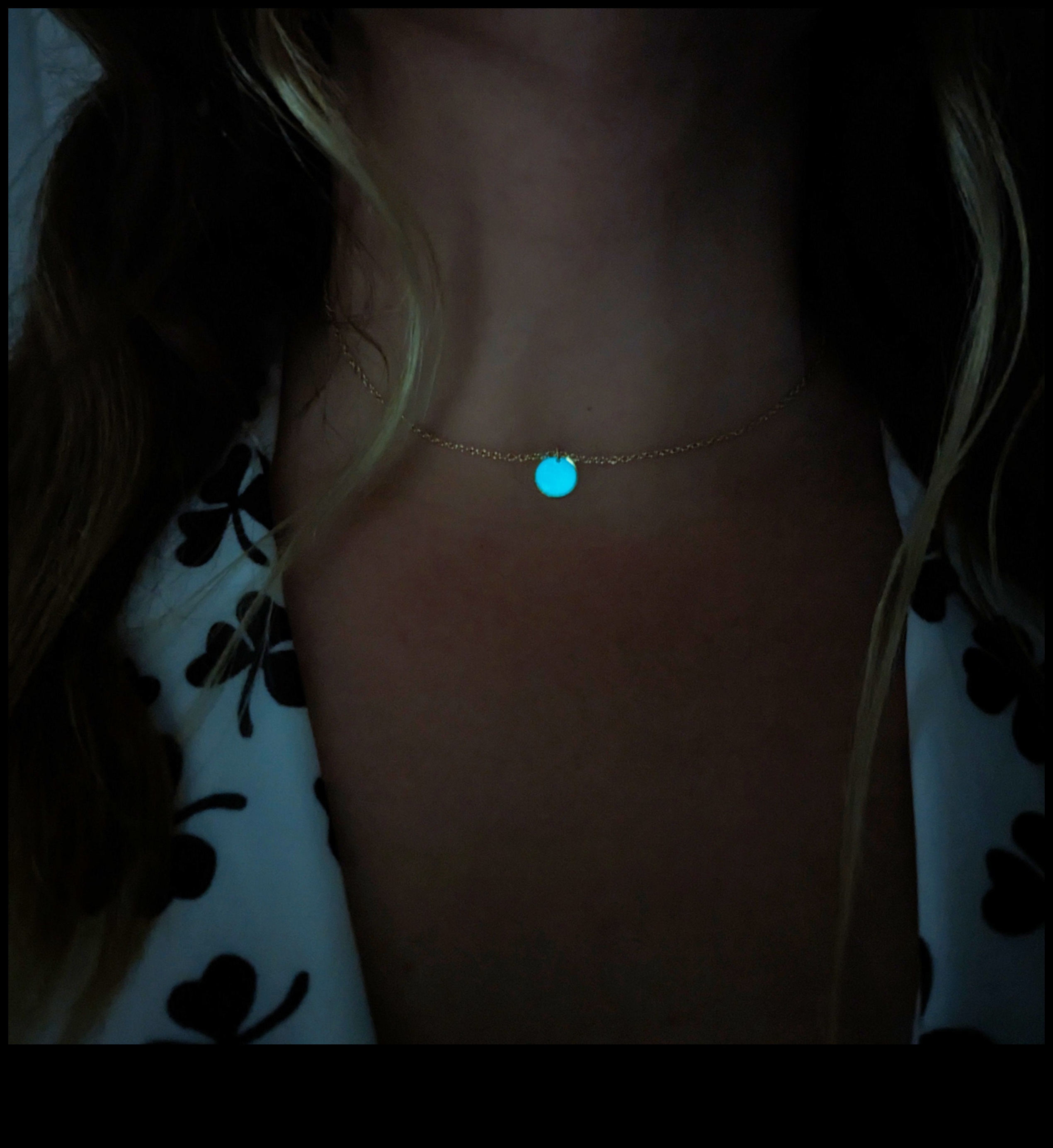 Φωτεινοί σύνδεσμοι: Συνδέστε το στυλ σας με τα λαμπερά τσόκερ μας